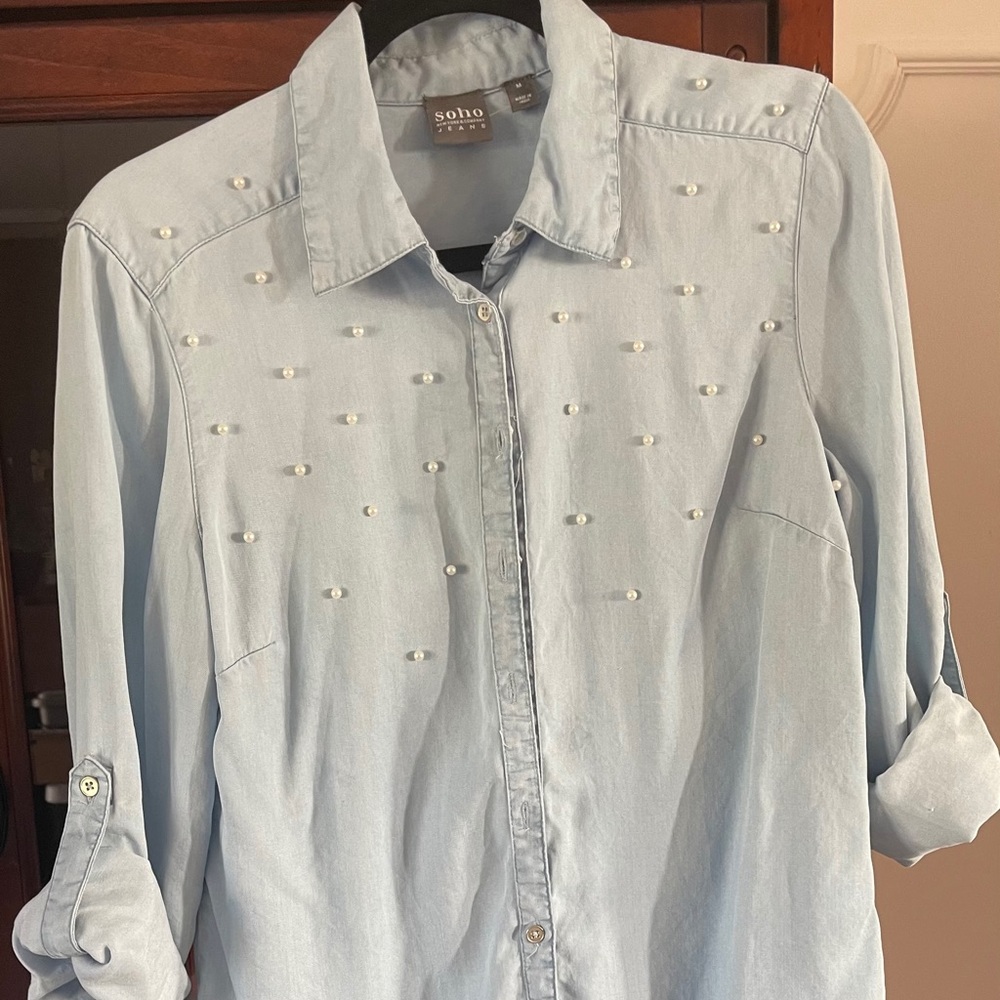 Blouse light blue with pearls